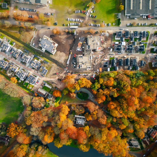 Bovenaf, herfstbos met bouw