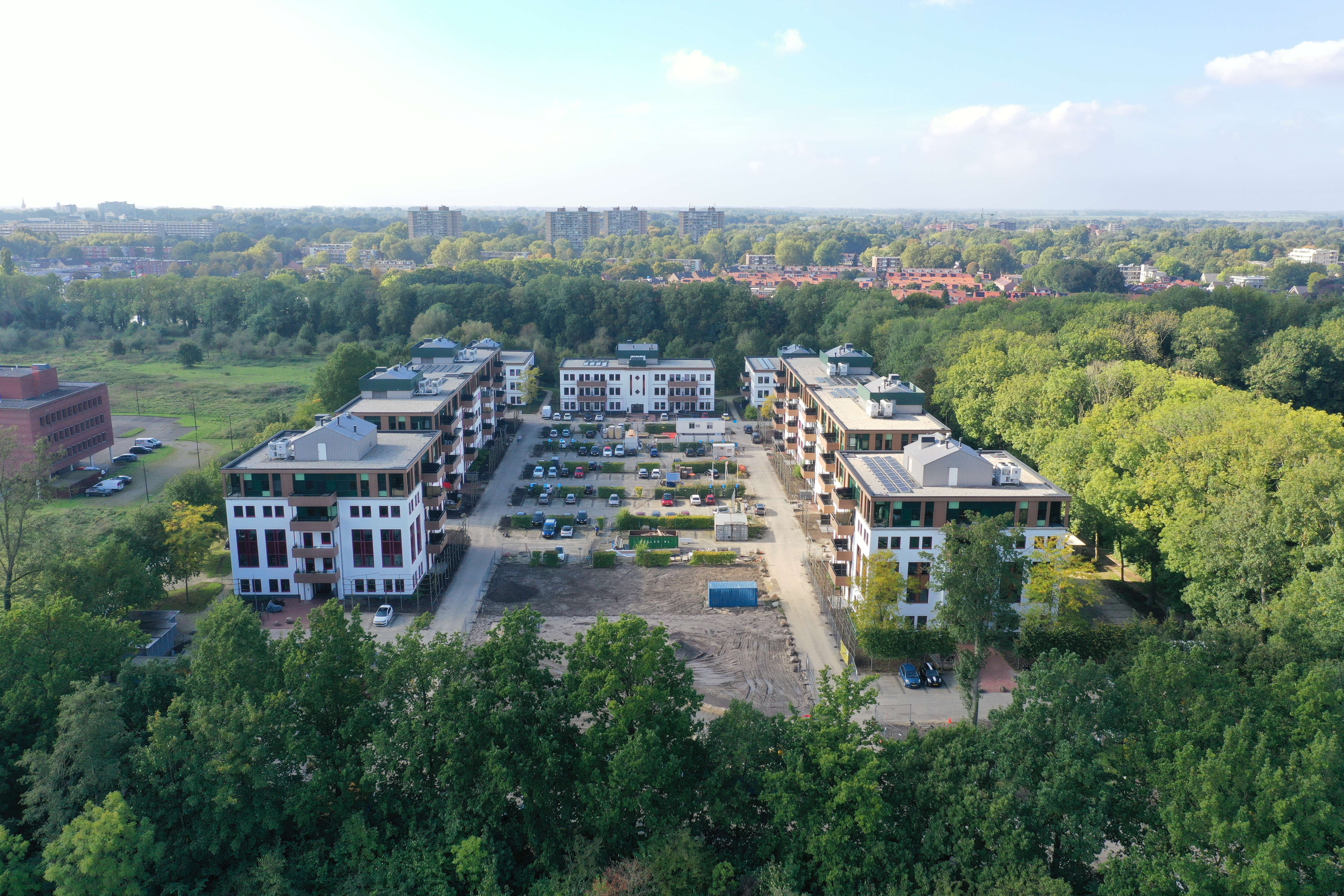 Prachtig getransformeerde gebouwen omringd door groen