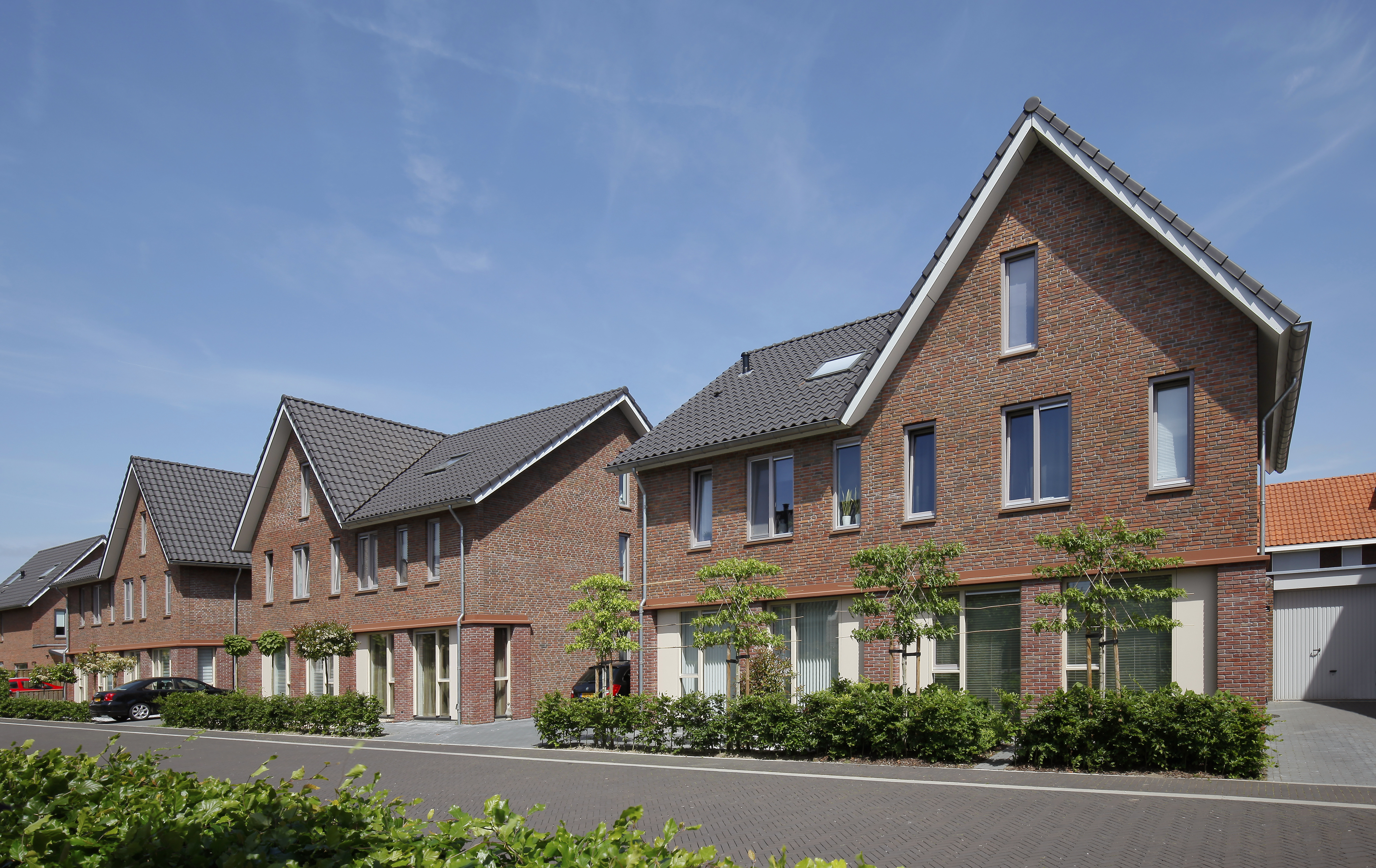 Straat met bakstenen woningen, donker dak