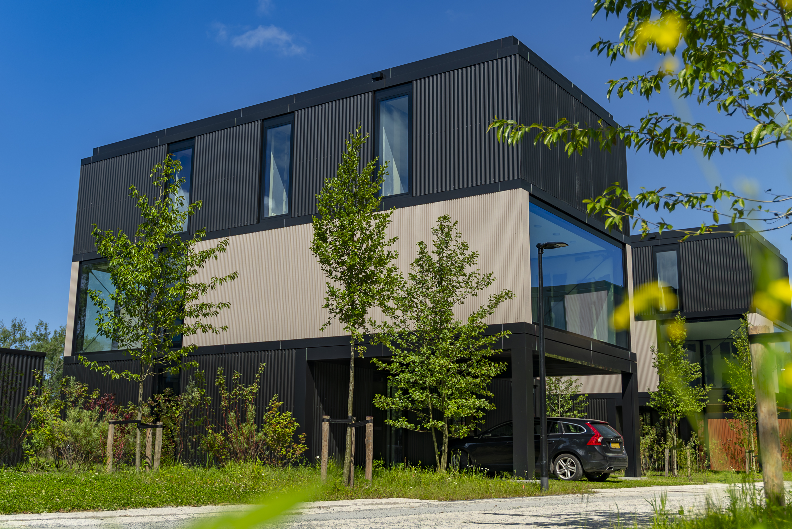 Woning met auto en groen