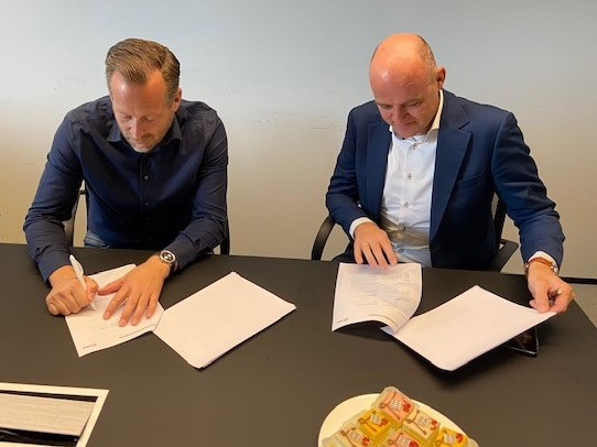 Foto 4 ondertekening KKN 1,2 en 3.jpg